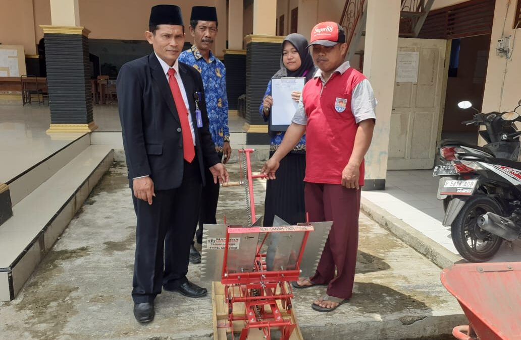 Pembagian Alat Tanam Padi Manual