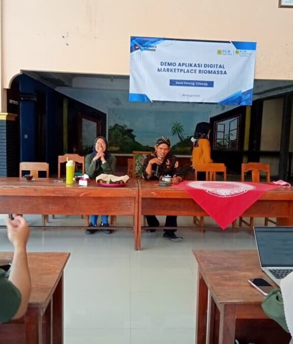 Demo Aplikasi Digital Marketplace Biomassa di Balai Desa Keleng
